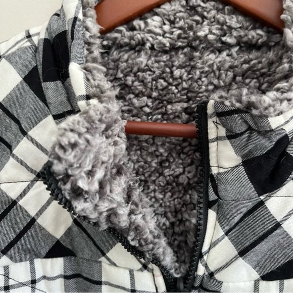 Maurice's Reversible Faux Fur Lined Full Zip Front Vest Size 2XL - Picture 3 of 11